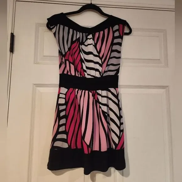 Stretchy silky black and pink mini dress - Picture 4 of 4